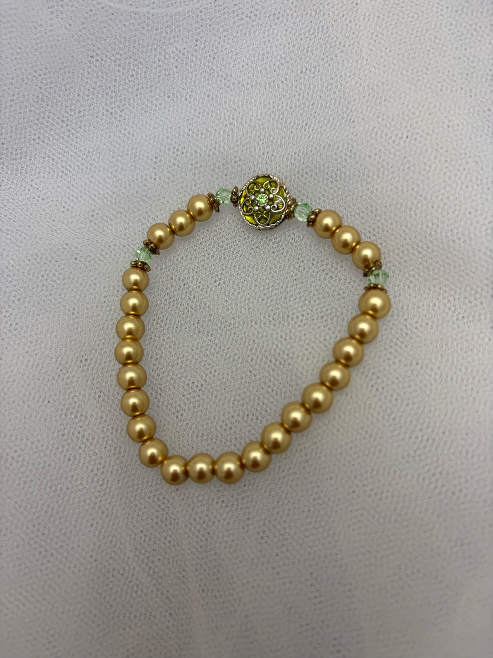 Gold Pearl Beaded Bracelet with Green Accent Bead